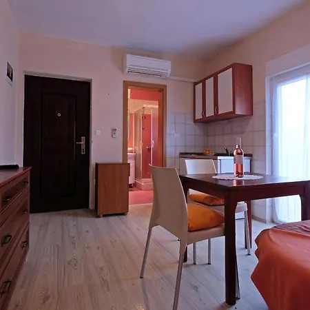 Pansion Sandra Bed & Breakfast *